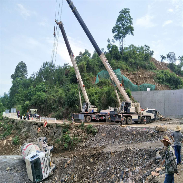 通城汽车掉沟里叫吊车救援要多少钱